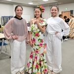 思い思いのデザインの洋服を完成させた中学生ら＝北淡公民館