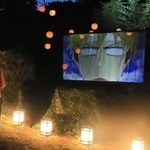 アニメのシーンが投影されたプロジェクションマッピングを見ながら進むナイトウオーク＝淡路市楠本