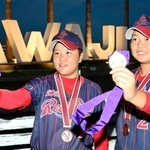 全国大会で優勝を果たし、金メダルを手にする福岡結菜投手（左）と千葉如乃捕手＝洲本市安乎町平安浦