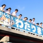 事故防止に向けた横断幕と制作した洲本高校美術部員＝洲本市上物部２