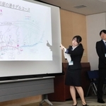 岩屋港周辺の活性化策をプレゼンテーションする神戸学院大学の学生＝淡路市役所