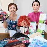 「はまなすの会」代表の太田直美さん（左）と本を自費出版した新崎江里さん＝淡路市南鵜崎