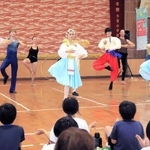 劇場での公演を前に淡路島内の小学校で演技が披露された＝淡路市多賀