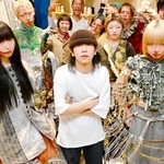 コレクションデビューを果たしたファッションデザイナー市吉泰晴さん（中央）＝ｅｉ－ｔｏ
