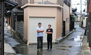 空き家も多い吹上町。阿部安能さん（右）と田畑尊靖さんは対策を練る＝南あわじ市阿万吹上町