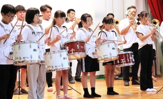 「聖者の行進」を演奏する阿万小学校鼓笛隊のメンバー＝南あわじ市阿万下町