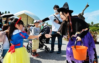 お菓子を持つ魔女にじゃんけんの勝負を挑む仮装した子どもら＝淡路ワールドパークＯＮＯＫＯＲＯ