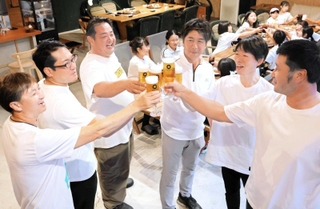 「みんな喜んでくれたなー。飲もう」。乾杯する鼓笛隊のメンバーら＝南あわじ市阿万塩屋町