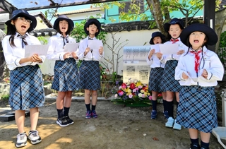 「洲本のこども」を合唱するガールスカウトのメンバー＝千福寺