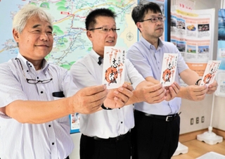 完成した志知城の御城印を手にする「志知城守る会」の関口功代表（左）ら＝南あわじ市志知鈩