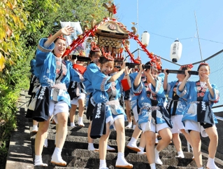 みこしを担ぐ女性たち＝南あわじ市福良甲