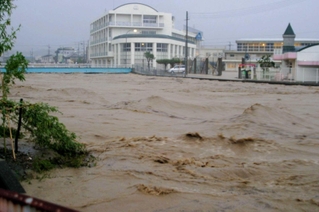 台風２３号の影響で氾濫した洲本川水系の千草川＝２００４年１０月、洲本市上物部１（淡路県民局提供）