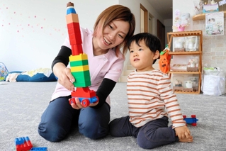 「子どもを産み育てる幸せを感じられるように」と思いを話す藤岡勢子さん（左）＝淡路市志筑新島