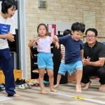 ジャンプアップ教室を指導する江本暁宣さん（右）と清水真澄さん（左）。軽快な音楽に合わせ、子どもたちが跳びはねる＝南あわじ市阿万上町