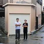 空き家も多い吹上町。阿部安能さん（右）と田畑尊靖さんは対策を練る＝南あわじ市阿万吹上町