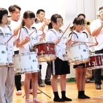 「聖者の行進」を演奏する阿万小学校鼓笛隊のメンバー＝南あわじ市阿万下町