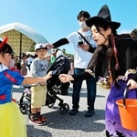 お菓子を持つ魔女にじゃんけんの勝負を挑む仮装した子どもら＝淡路ワールドパークＯＮＯＫＯＲＯ