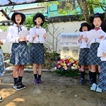「洲本のこども」を合唱するガールスカウトのメンバー＝千福寺