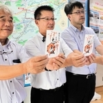 完成した志知城の御城印を手にする「志知城守る会」の関口功代表（左）ら＝南あわじ市志知鈩