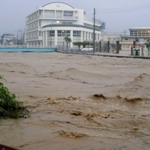 台風２３号の影響で氾濫した洲本川水系の千草川＝２００４年１０月、洲本市上物部１（淡路県民局提供）