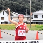 女子の部でゴールテープを切った津名高の由谷梨愛選手＝洲本市木戸