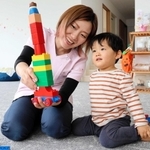 「子どもを産み育てる幸せを感じられるように」と思いを話す藤岡勢子さん（左）＝淡路市志筑新島
