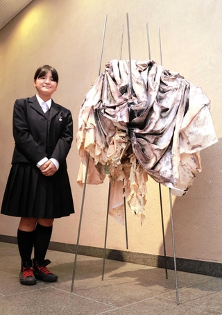 大歳賞を受賞した辻野琳美さんと作品の「素懐」＝洲本市塩屋１