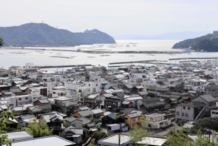 完成した湾口防波堤と福良の町並み＝南あわじ市福良甲