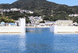 完成した湾口防波堤と煙島水門＝南あわじ市の福良湾