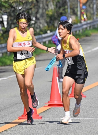 男子・洲本の４区武田真奈斗選手（左）からたすきを受け取る５区江後陽翔選手＝丹波篠山市内（撮影・風斗雅博）