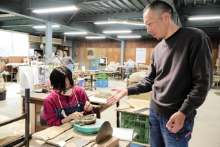 鬼瓦作りについて説明する興津祐扶さん（右）＝南あわじ市津井