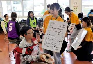 宮城教育大の学生とともに、防災学習する倭文小の児童＝南あわじ市倭文庄田