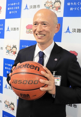 バスケットボールを手に意気込む山田敬治さん＝淡路市役所