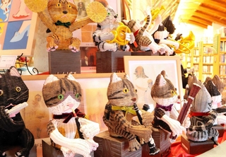 籐手芸で制作された「猫のオーケストラ」＝洲本市五色町鮎原南谷