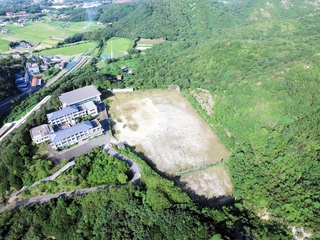 辰美中学校の跡地（南あわじ市提供）