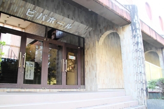 ビバホールが入る洲本市市民交流センター＝洲本市宇原