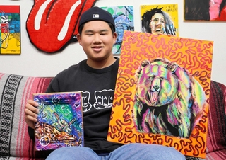 個展で展示する作品を手にする亀山漸太郎さん＝洲本市内