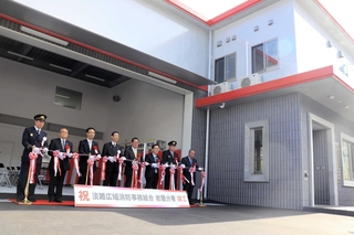 完成した新庁舎の前で行われたテープカット＝淡路市岩屋