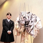 大歳賞を受賞した辻野琳美さんと作品の「素懐」＝洲本市塩屋１
