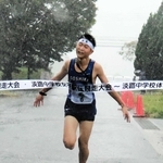 ゴールテープを切る五色・澁谷翔聖選手＝城戸アグリ公園