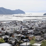 完成した湾口防波堤と福良の町並み＝南あわじ市福良甲