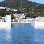 完成した湾口防波堤と煙島水門＝南あわじ市の福良湾