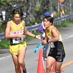 男子・洲本の４区武田真奈斗選手（左）からたすきを受け取る５区江後陽翔選手＝丹波篠山市内（撮影・風斗雅博）