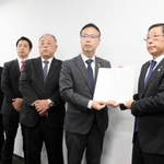 市議会の福本巧議長（右から２人目）らから百条委の報告書を受け取った上崎勝規市長（右端）＝洲本市役所
