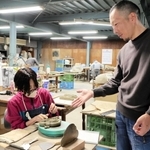 鬼瓦作りについて説明する興津祐扶さん（右）＝南あわじ市津井