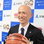 バスケットボールを手に意気込む山田敬治さん＝淡路市役所