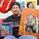 個展で展示する作品を手にする亀山漸太郎さん＝洲本市内