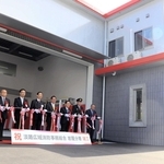 完成した新庁舎の前で行われたテープカット＝淡路市岩屋