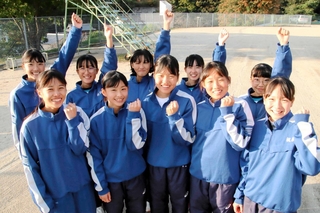 淡路島勢初の全国出場を決めた青雲中陸上部女子の駅伝メンバー＝洲本市市民交流センター陸上競技場