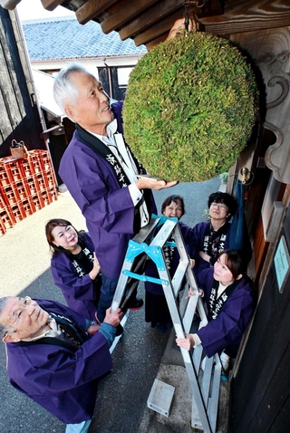 玄関先に掛けられた「酒林」